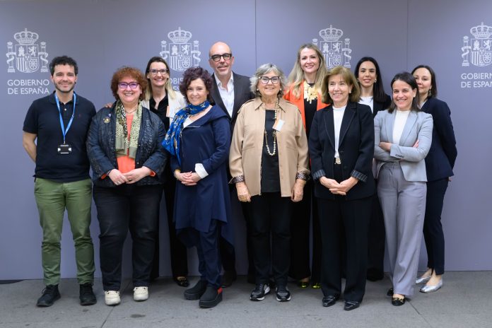 La doctora Cancelo y el resto de participantes en la reunión de este lunes en el Ministerio de Sanidad.