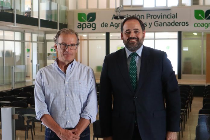 El presidente de APAG Guadalajara, Juan José Laso, y el presidente regional del PP, Paco Núñez.. (Foto: EP)