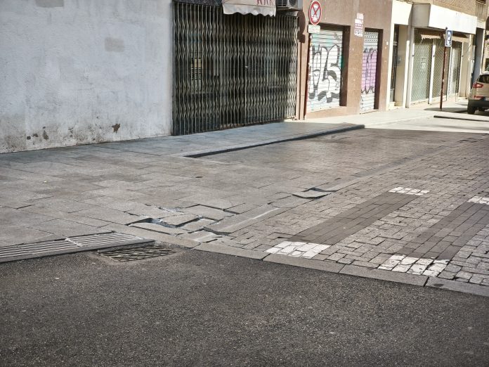 Baldosas rotas en uno de los laterales de la plaza de San Esteban.