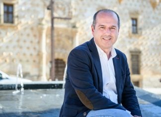 YA ES OFICIAL: Alberto Rojo, candidato del PSOE a la Alcaldía de Guadalajara en 2027 Alberto Rojo posa para el fotógrafo delante del Palacio del Infantado. (Foto: Rafa Martín / EP)