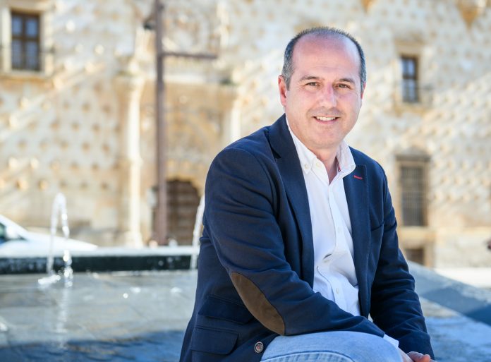 Alberto Rojo posa para el fotógrafo delante del Palacio del Infantado. (Foto: Rafa Martín / EP)