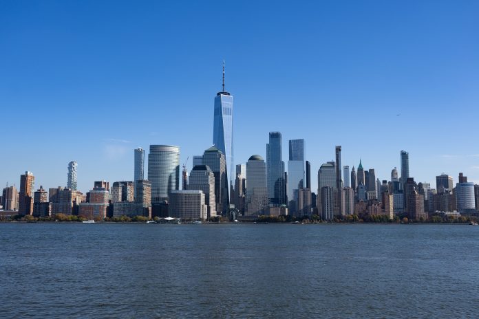 El helicóptero cayó a plomo en las aguas del río Hudson, matando a sus seis ocupantes.