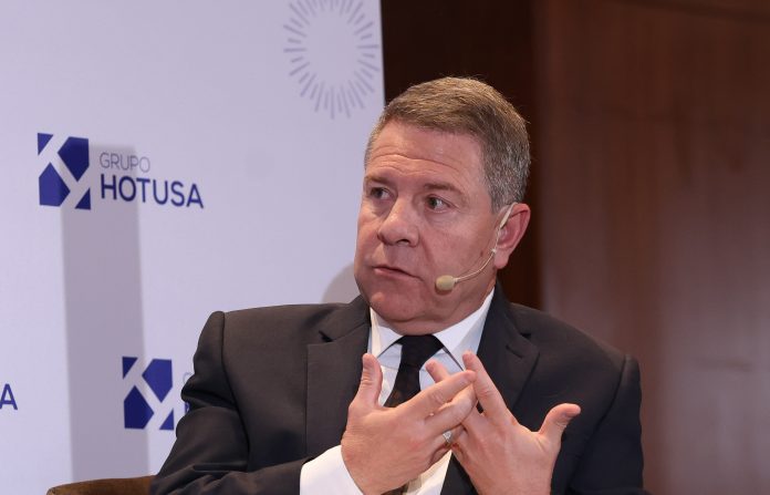 García-Page, en el desayuno organizado por Hotusa. (Foto: Marta Fernández / EP)