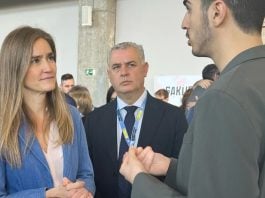 El presidente de la Diputación de Guadalajara, José Luis Vega,con la vicepresidenta tercera del Gobierno de España y ministra para la Transición Ecológica y el Reto Demográfico (MITECO), Sara Aagesen en 2025.