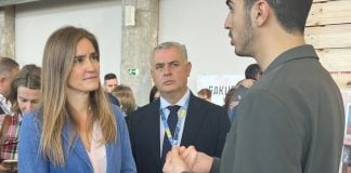 El presidente de la Diputación de Guadalajara, José Luis Vega,con la vicepresidenta tercera del Gobierno de España y ministra para la Transición Ecológica y el Reto Demográfico (MITECO), Sara Aagesen en 2025.