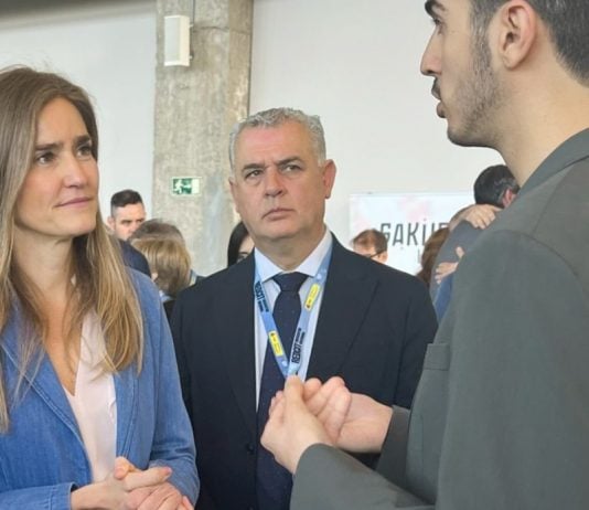 El presidente de la Diputación de Guadalajara, José Luis Vega,con la vicepresidenta tercera del Gobierno de España y ministra para la Transición Ecológica y el Reto Demográfico (MITECO), Sara Aagesen en 2025.