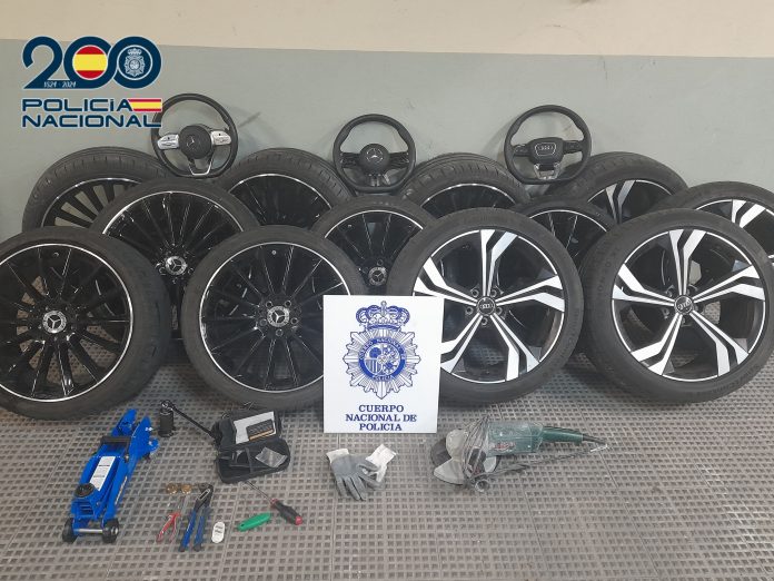 Ruedas y volantes intervenidos al presunto ladrón de Aguas Vivas.