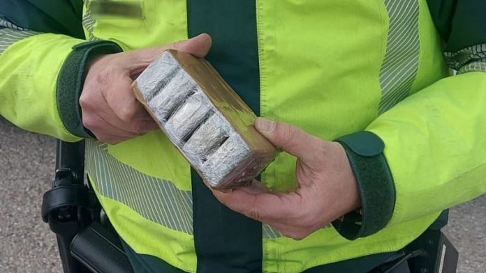 Agente de la Guardia Civil con la droga decomisada en una de estas operaciones.