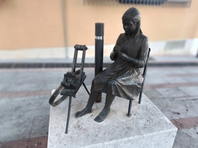 La solitaria hilandera de la Biblioteca de Dávalos con la inesperada compañía de un bolardo el 30 de marzo de 2025. (Foto: La Crónic@)