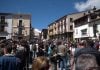 Horche quiere hacer historia este sábado La Plaza Mayor de Horche, abarrotada de visitantes y curiosos el 27 de abril de 2025, para el 44º Concurso de Vino.
