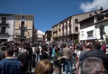 Horche quiere hacer historia este sábado La Plaza Mayor de Horche, abarrotada de visitantes y curiosos el 27 de abril de 2025, para el 44º Concurso de Vino.
