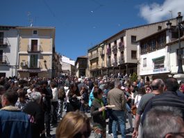 La Plaza Mayor de Horche, abarrotada de visitantes y curiosos el 27 de abril de 2025, para el 44º Concurso de Vino.