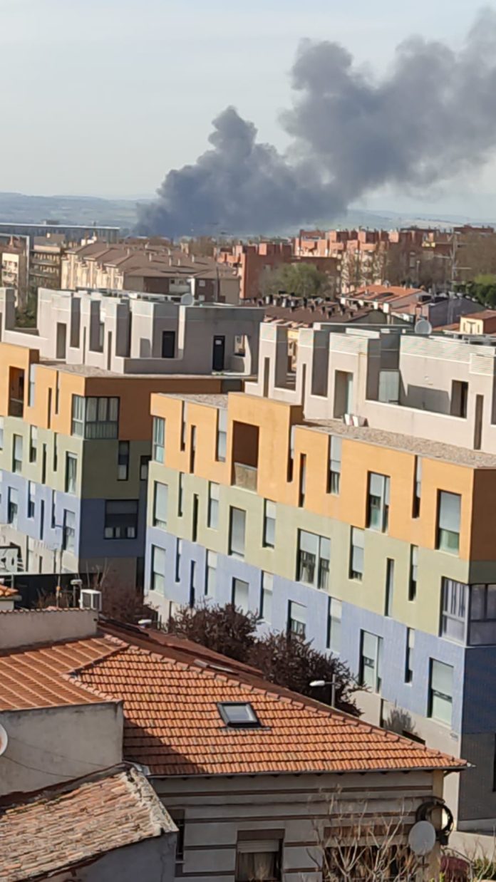 Una intensa y cada vez más elevada columna de humo negro era visible desde Guadalajara en la tarde de este martes. (Foto: Remitida / La Crónic@)