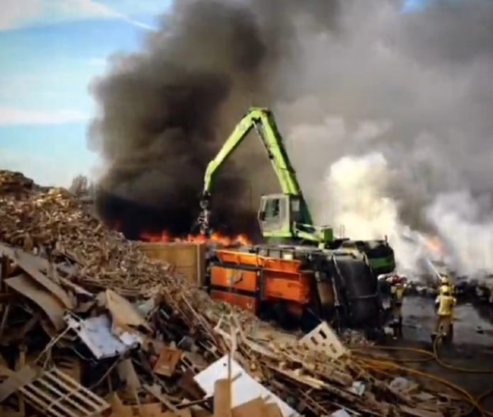 Fue utilizada incluso maquinaria pesada para atajar el incendio en el polígono del Henares. (Foto: Bomberos de Guadalajara)