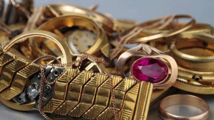 Lo que de valor quedaba a su alcance en las casas donde trabajaba cambiaba rápidamente de manos.