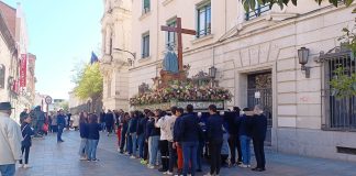 Preparativos para la procesión del Jueves Santo a las puertas de la iglesia de Santiago. (Foto: La Crónic@)