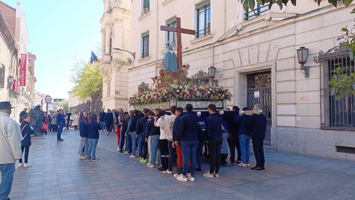 Preparativos para la procesión del Jueves Santo a las puertas de la iglesia de Santiago. (Foto: La Crónic@)