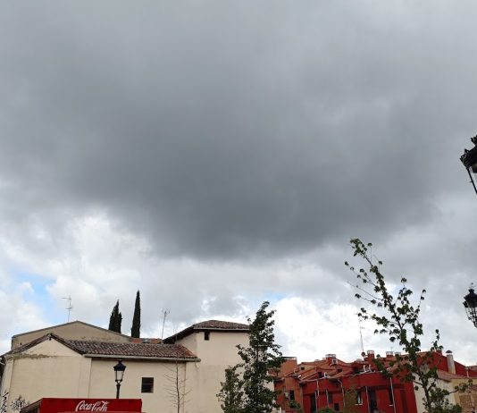 Nubes de lluvia desde el centro de Guadalajara en la Semana Santa de 2025. (Foto: La Crónic@)