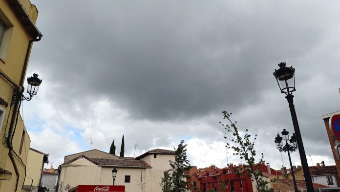 Nubes de lluvia desde el centro de Guadalajara en la Semana Santa de 2025. (Foto: La Crónic@)