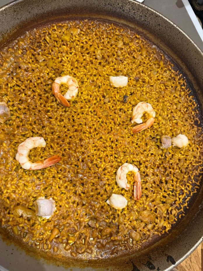 Paella digna de premio, aunque no concurse, servida este 6 de abril de 2025 en un restaurante de Valencia. (Foto: La Crónic@)