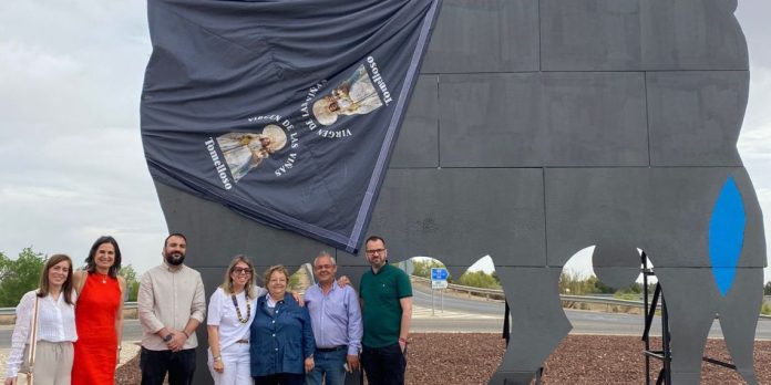 El pañuelo de la Virgen de las Viñas sobre el toro de Osborne.