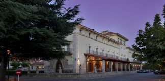 Exterior del parador de Teruel, en un anochecer.