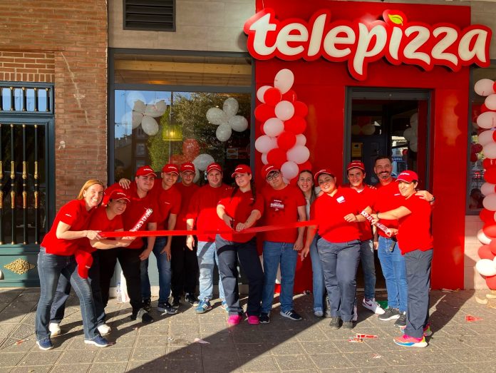 La nueva plantilla de Telepizza en Guadalajara, en el local de Bejanque, tras su reapertura.