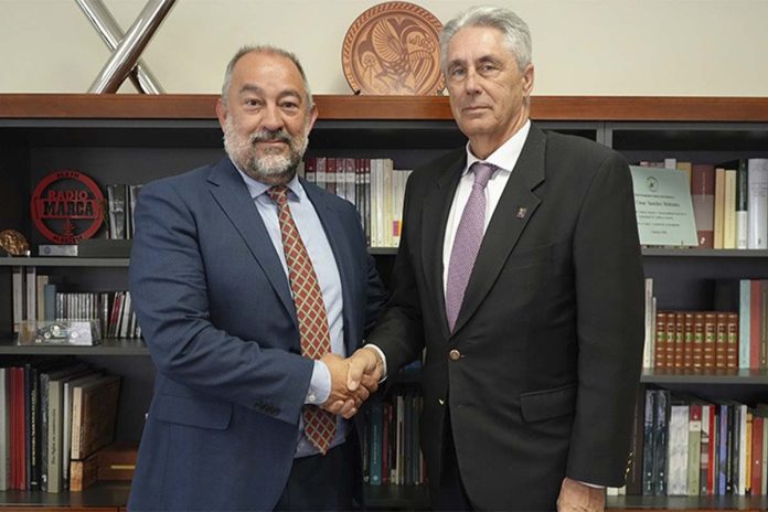 Los rectores de la Universidad de Castilla-La Mancha y de la Universidad de Alcalá, tras la firma.