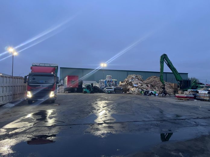 Las instalaciones de REGUSA, horas después del incendio en fotografía aportada por la propia empresa.