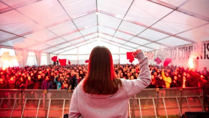 Abarrotada carpa en La Toba, durante el encuentro de la Coordinadora Juvenil Socialista en abril de 2025.