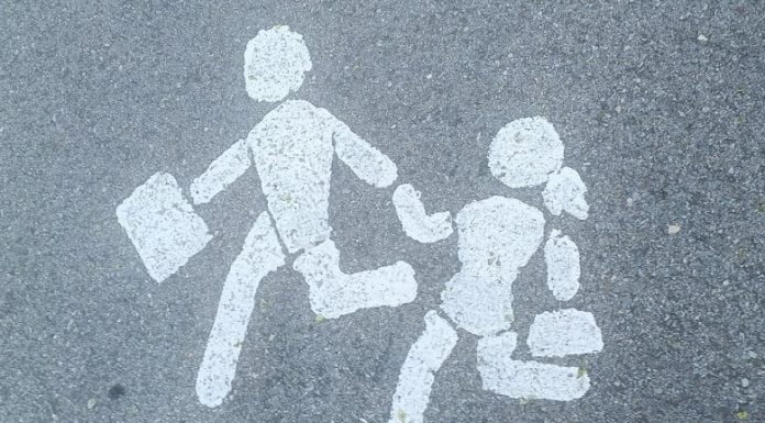 Prepara más de 600 euros por hijo para la vuelta al «cole» Señal en las cercanías de un colegio de Cabanillas del Campo, en Guadalajara. (Foto: La Crónic@)