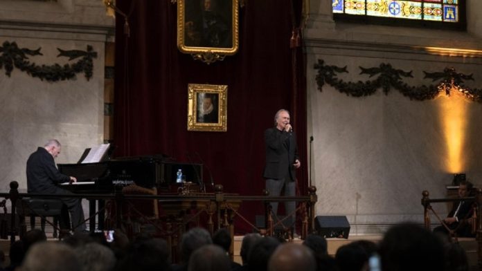 Serrat canta a Machado en la Real Academia Española el 29 de abril de 2025. (Foto: RAE)