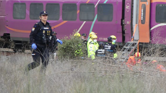 Una agente de la Policía Nacional corre en el lugar del supuesto accidente del AVe, en la estación de Guadalajara-Yebes durante el simulacro del 2 de abril de 2025. (Foto: La Crónic@)