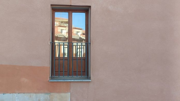 Viviendas reflejadas en la Biblioteca de Dávalos en abril de 2025. (Foto: La Crónic@)