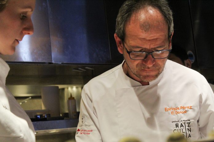 Enrique Pérez, durante la elaboración de sus platos en Japón.