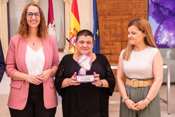 Ana María Ruiz, en el momento de recoger su premio por un reportaje sobre la prostitución.