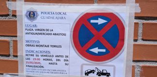 El aviso de la Policía Local no indicaba lo prolongado de la restricción de aparcamiento en el Mercado de Abastos. Y vendrán más. (Foto: La Crónic@)