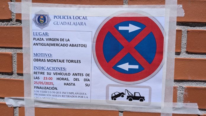 El aviso de la Policía Local no indicaba lo prolongado de la restricción de aparcamiento en el Mercado de Abastos. Y vendrán más. (Foto: La Crónic@)
