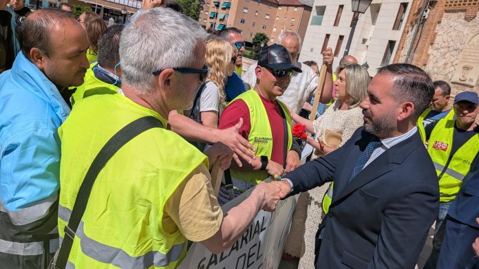 La larga conversación se ha cerrado con apretones de manos a las puertas de la ermita de la Antigua. (Foto: La Crónic@)