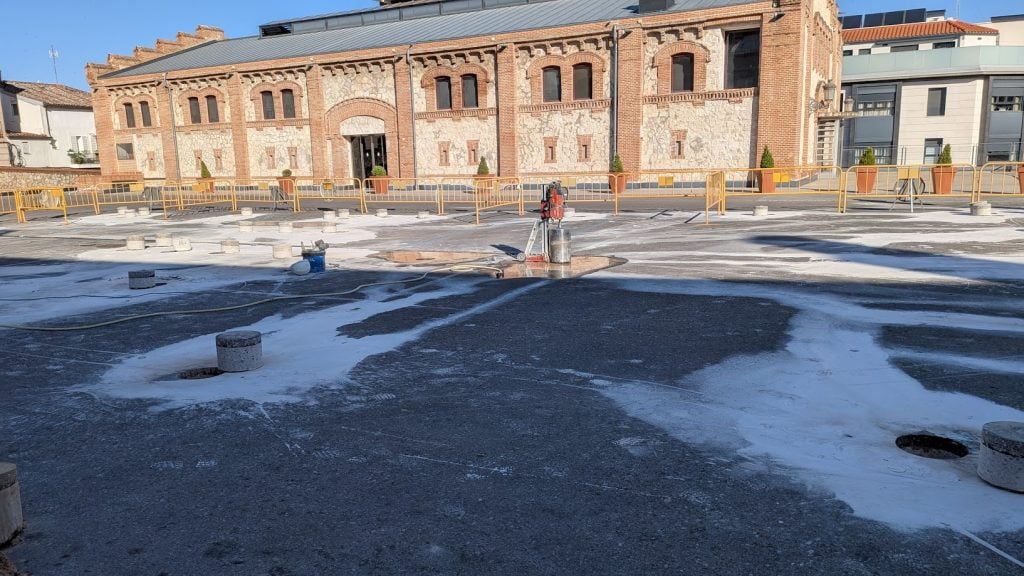 Trabajos para instalar los corrales del encierro en el Mercado de Abastos, el 27 de mayo de 2025. (Foto: La Crónic@)