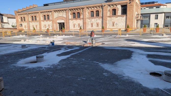 Trabajos para instalar los corrales del encierro en el Mercado de Abastos, el 27 de mayo de 2025. (Foto: La Crónic@)