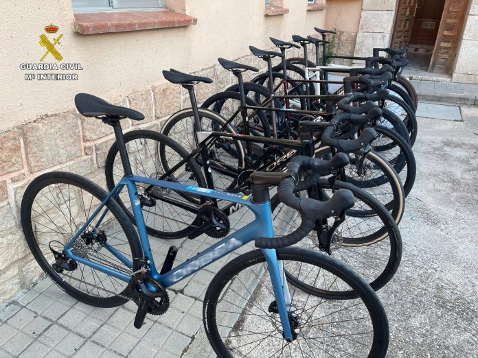 Las ocho bicicletas de alta gama robadas en Madrid y recuperadas, poco después, en Guadalajara. (Foto: La Crónic@)