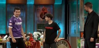 Así luce de bien una camiseta del Deportivo Guadalajara en "La Revuelta". (Foto: RTVE)