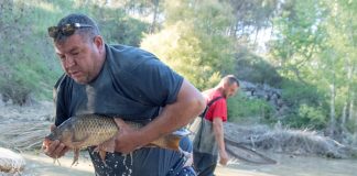 El esfuerzo en Entrepeñas seguía este sábado, como ilustra la imagen. (Foto: Alfonso Tertre)