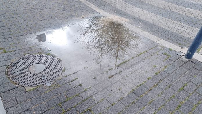 Charco por una de las últimas lluvias en Guadalajara. (Foto: La Crónic@)