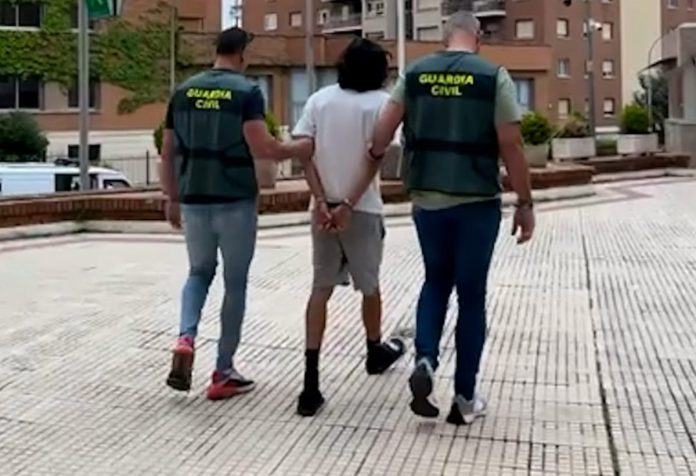 Uno de los detenidos en esta última operación contra las bandas violentas juveniles del Corredor del Henares, a su salida de la Comandancia de Guadalajara. (Foto: Guardia Civil)