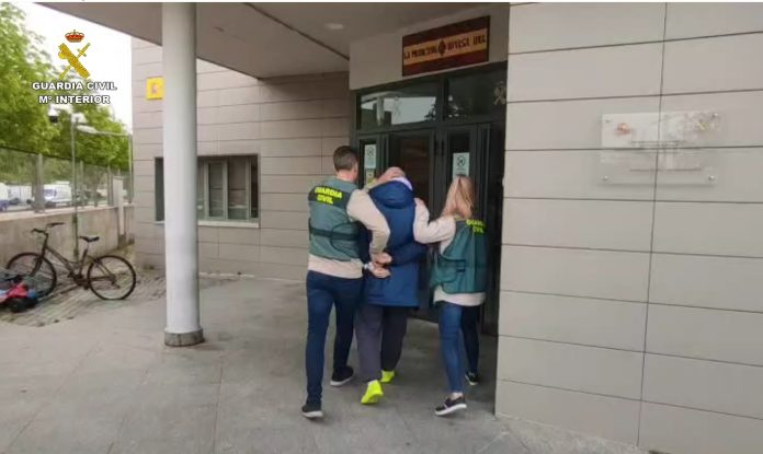 El fugado de Alcalá-Meco en el momento de ser llevado, detenido, al cuartel de la Guardia Civil en Azuqueca de Henares.