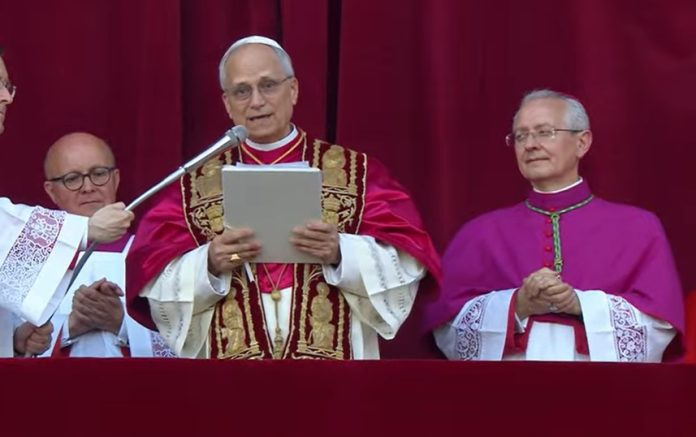 León XIV, desde el balcón de la basílica de San Pedro de Roma en su primer saludo tras ser elegido Papa. (Foto: EP / Vatican News)