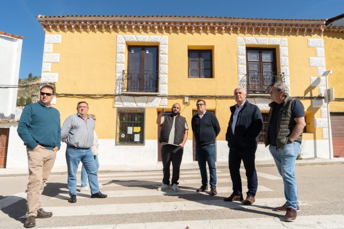 José Luis Vega, presidente de la Diputación de Guadalajara, en el pueblo alcarreño de Romanones.