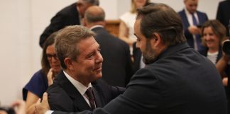 García-Page y Francisco Núñez se felicitan tras la votación para la reforma del Estatuto de Castilla-La Mancha, el 29 de mayo de 2025. (Foto: EP)